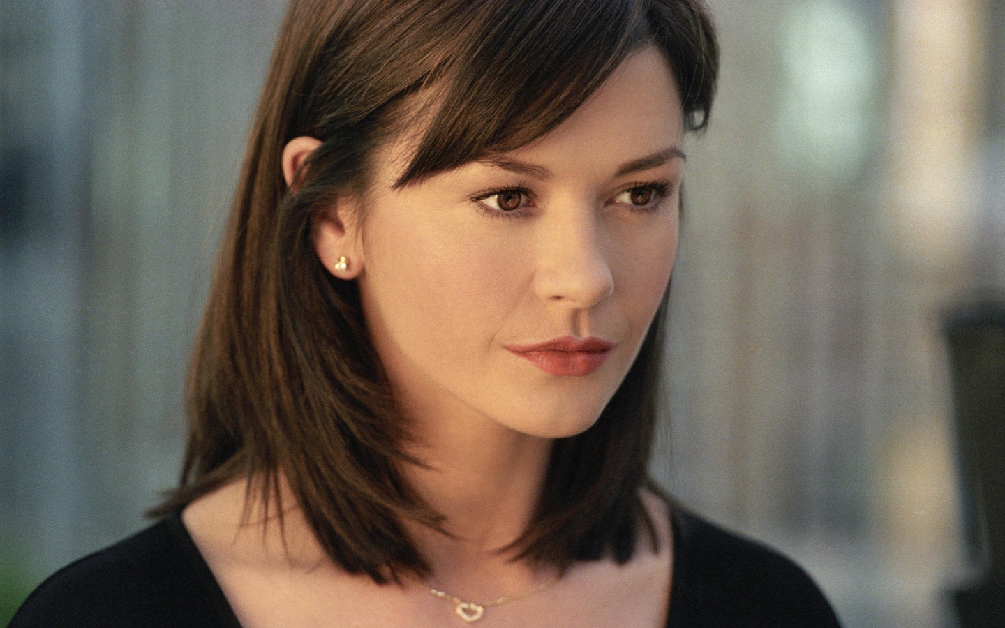 Актриса Кэтрин Зета-Джонс в черном платье 