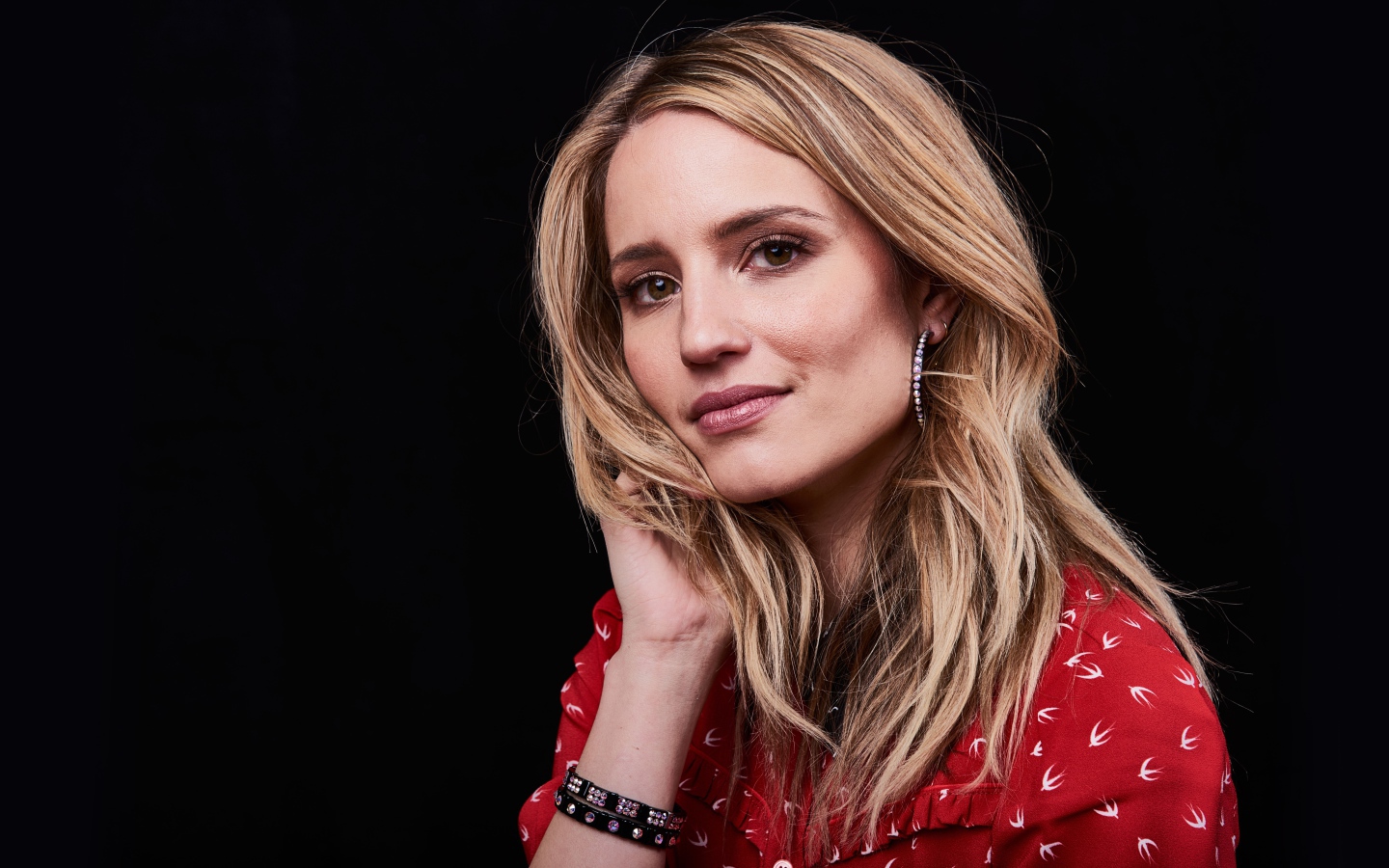 Актриса Дианна Агрон фото на черном фоне 