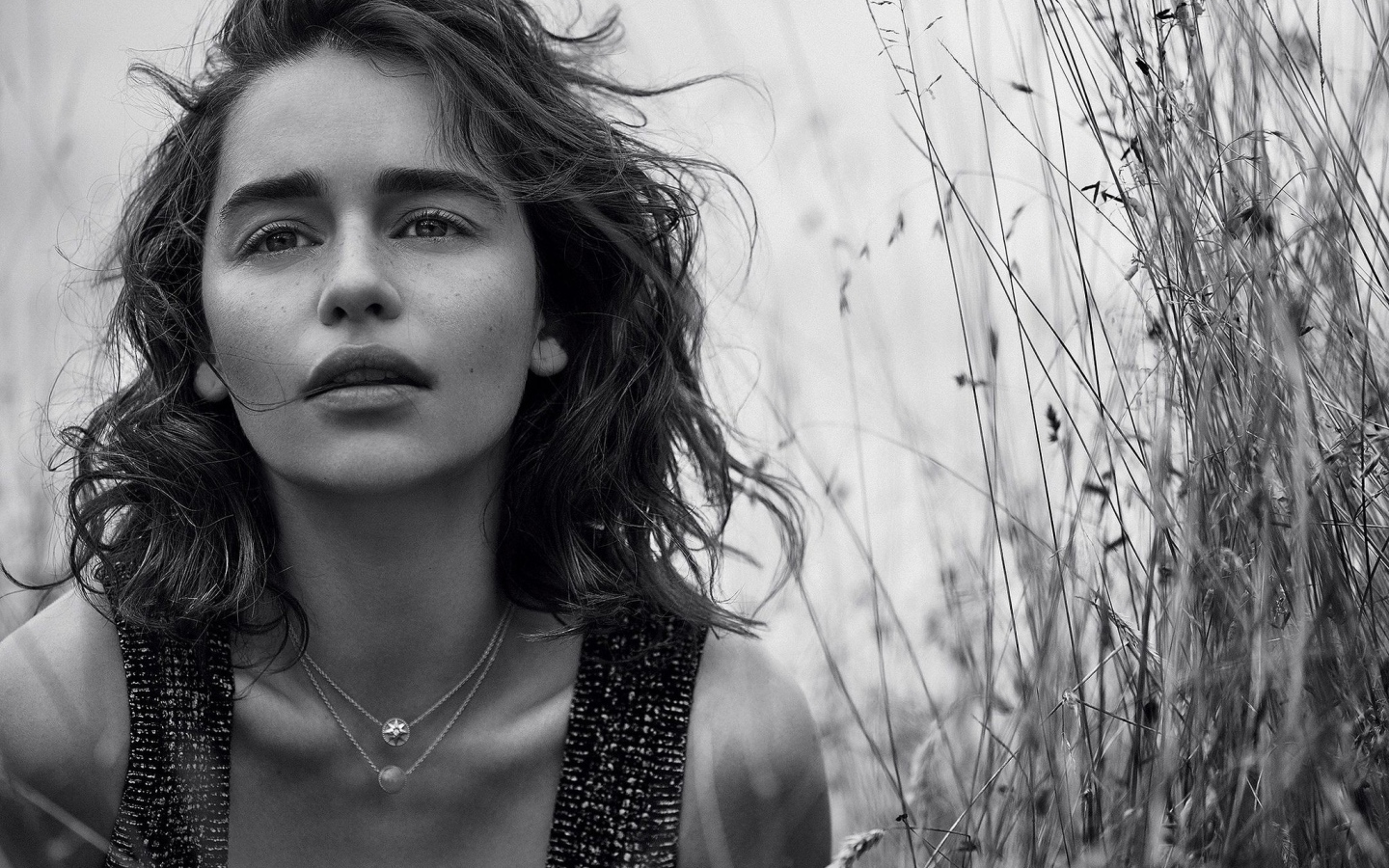 Актриса Эмилия Кларк, черно белое фото 