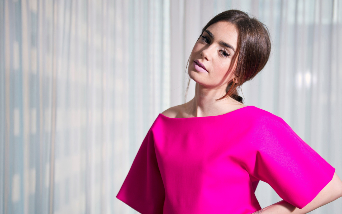 Актриса Лили Коллинз в красивом розовом платье