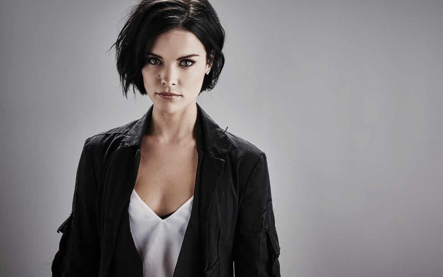 Актриса брюнетка Адриа Архона фото на сером фоне