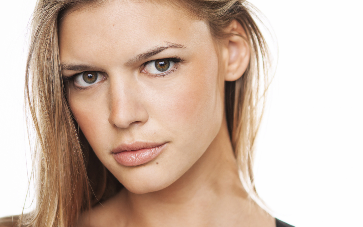 Американская актриса, модель Келли Рорбах фото на белом фоне