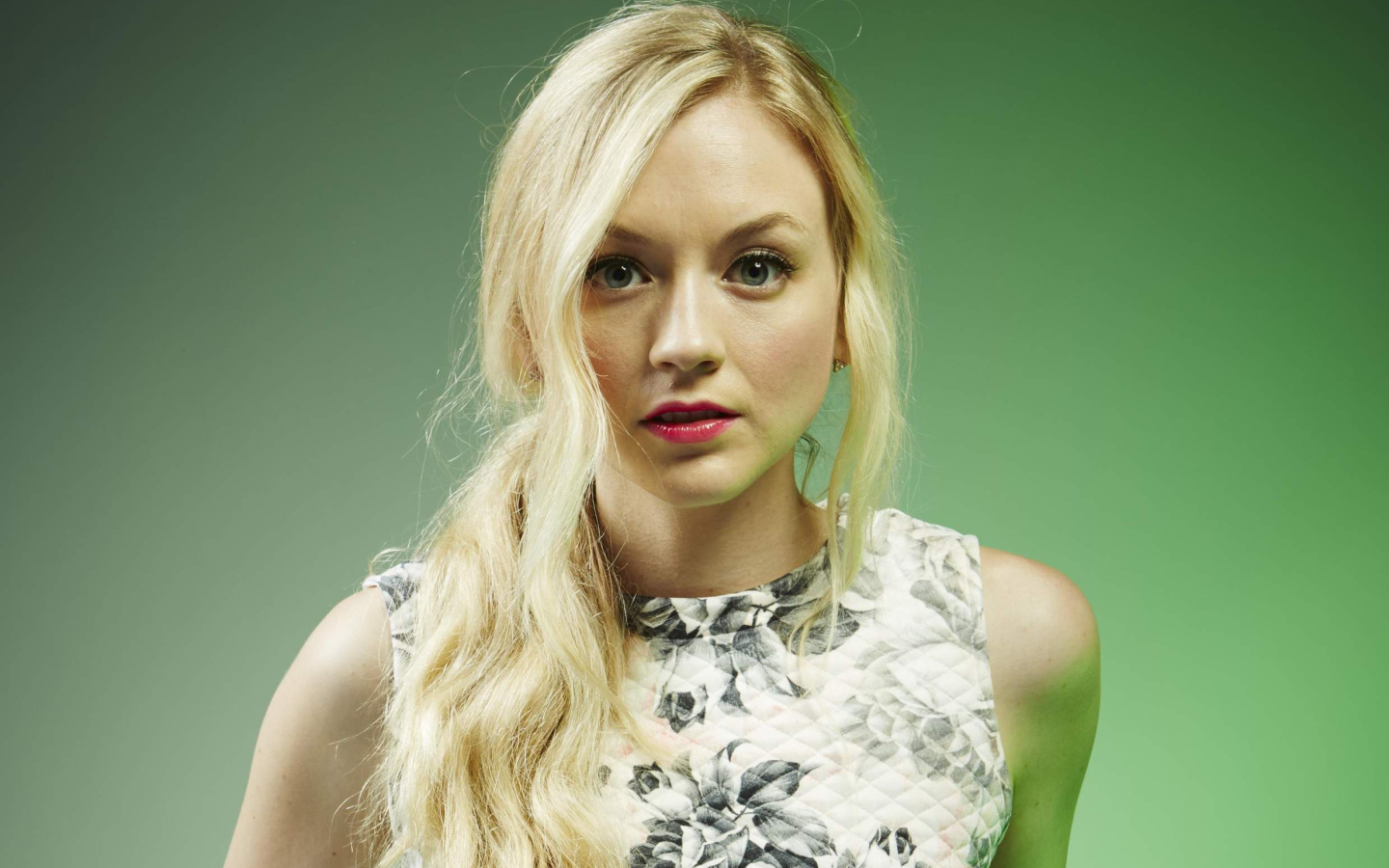 Американская актриса блондинка Эмили Кинни 