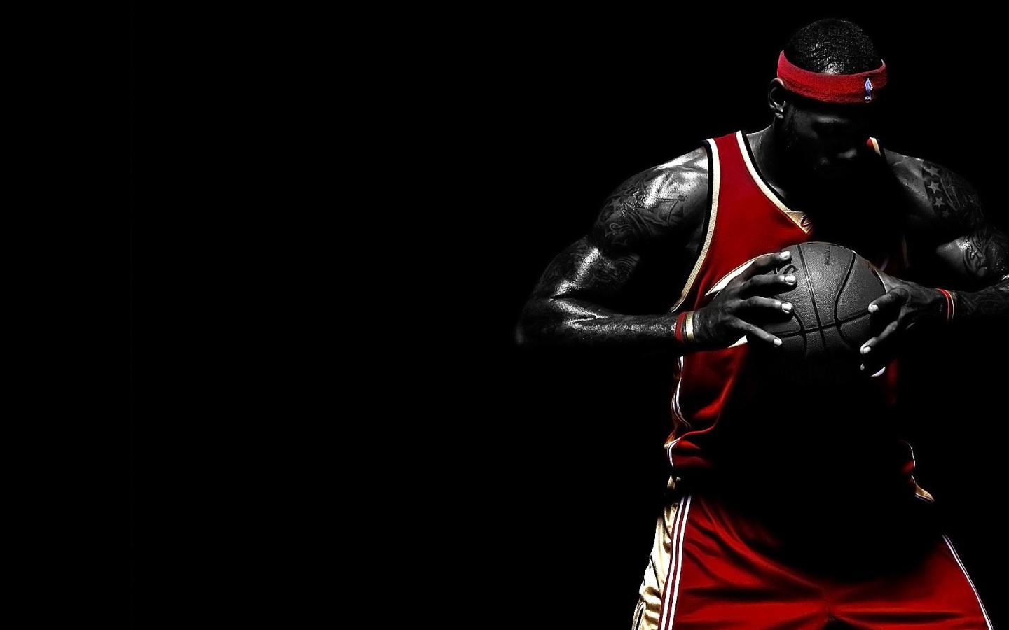 Баскетболист Леброн Джеймс с мячом в руках 