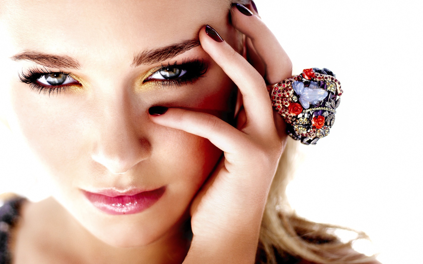 Красивая актриса Хайден Панеттьер с большим кольцом на пальце 