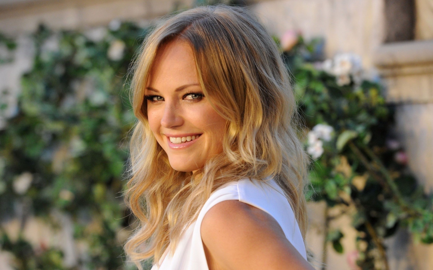 Красивая актриса Малин Акерман в белом платье 