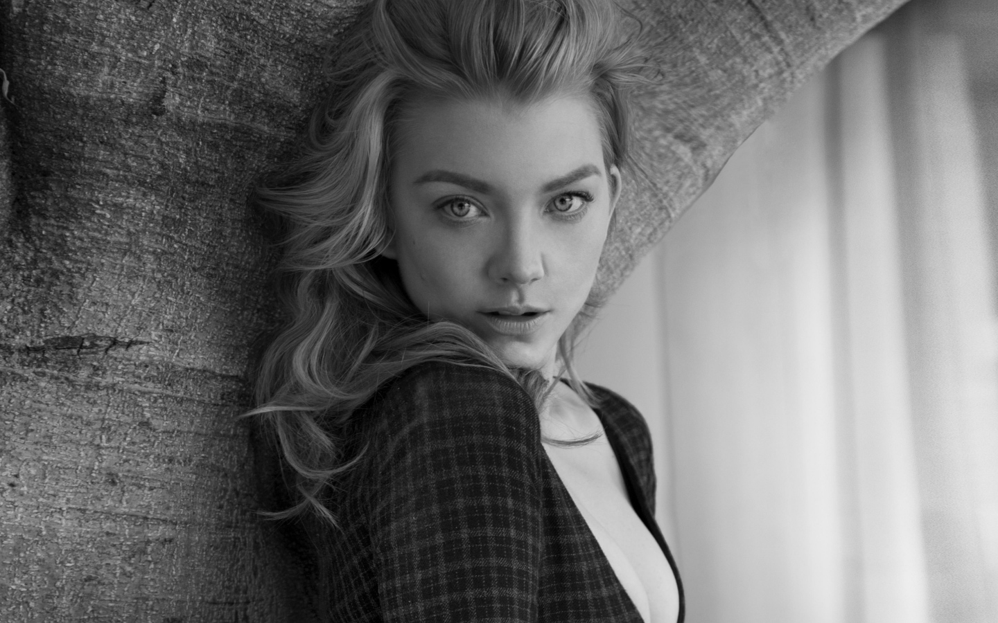 Красивая актриса Натали Дормер черно - белое фото