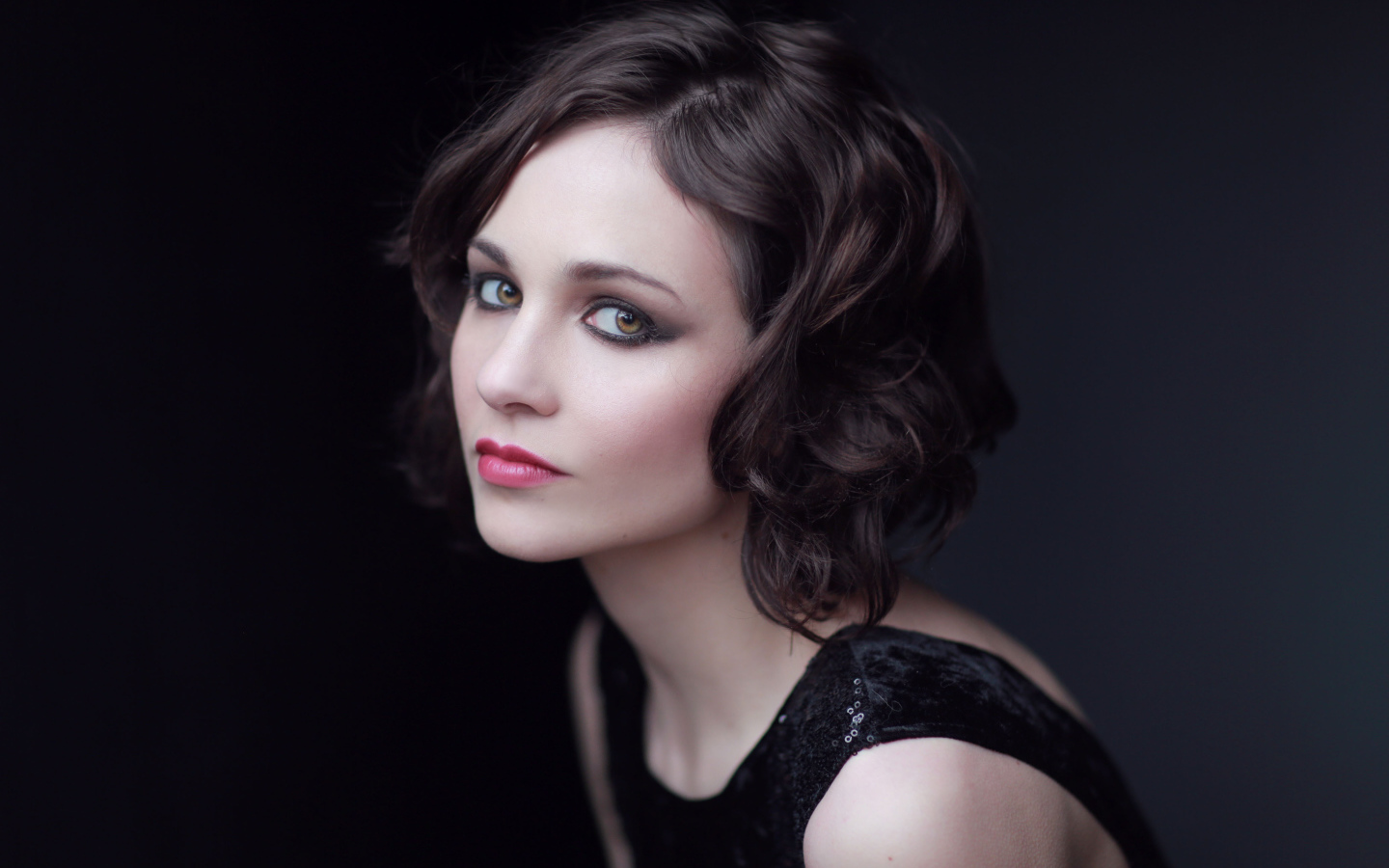 Красивая актриса брюнетка Таппенс Мидлтон