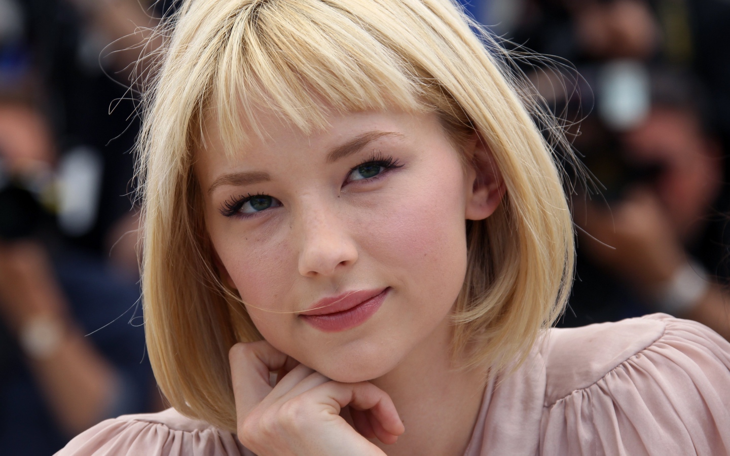 Красивая блондинка, актриса Хейли Беннетт