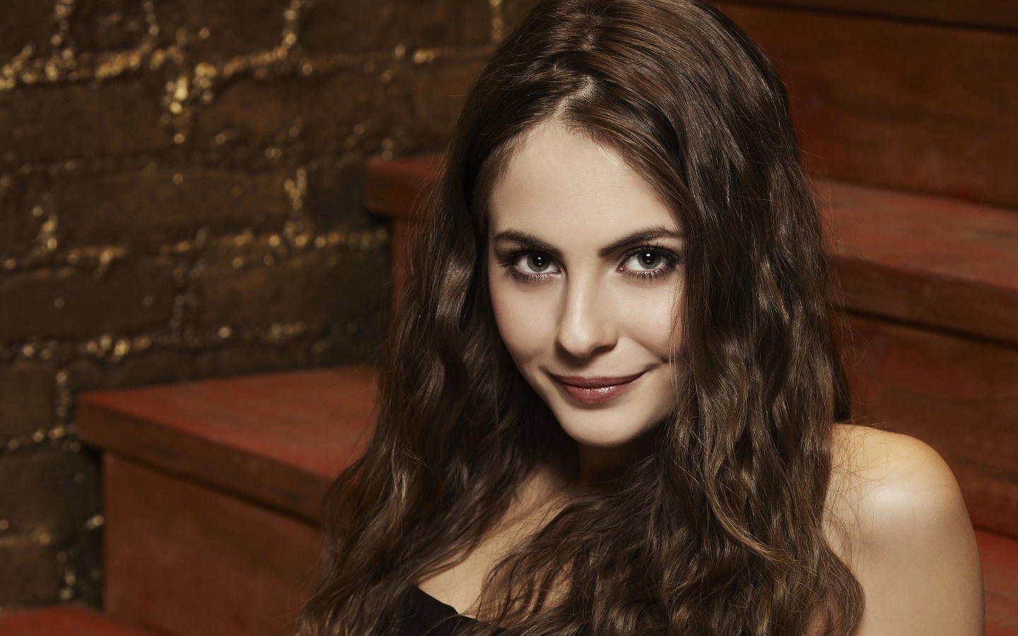 Красивая брюнетка, актриса Уилла Холланд
