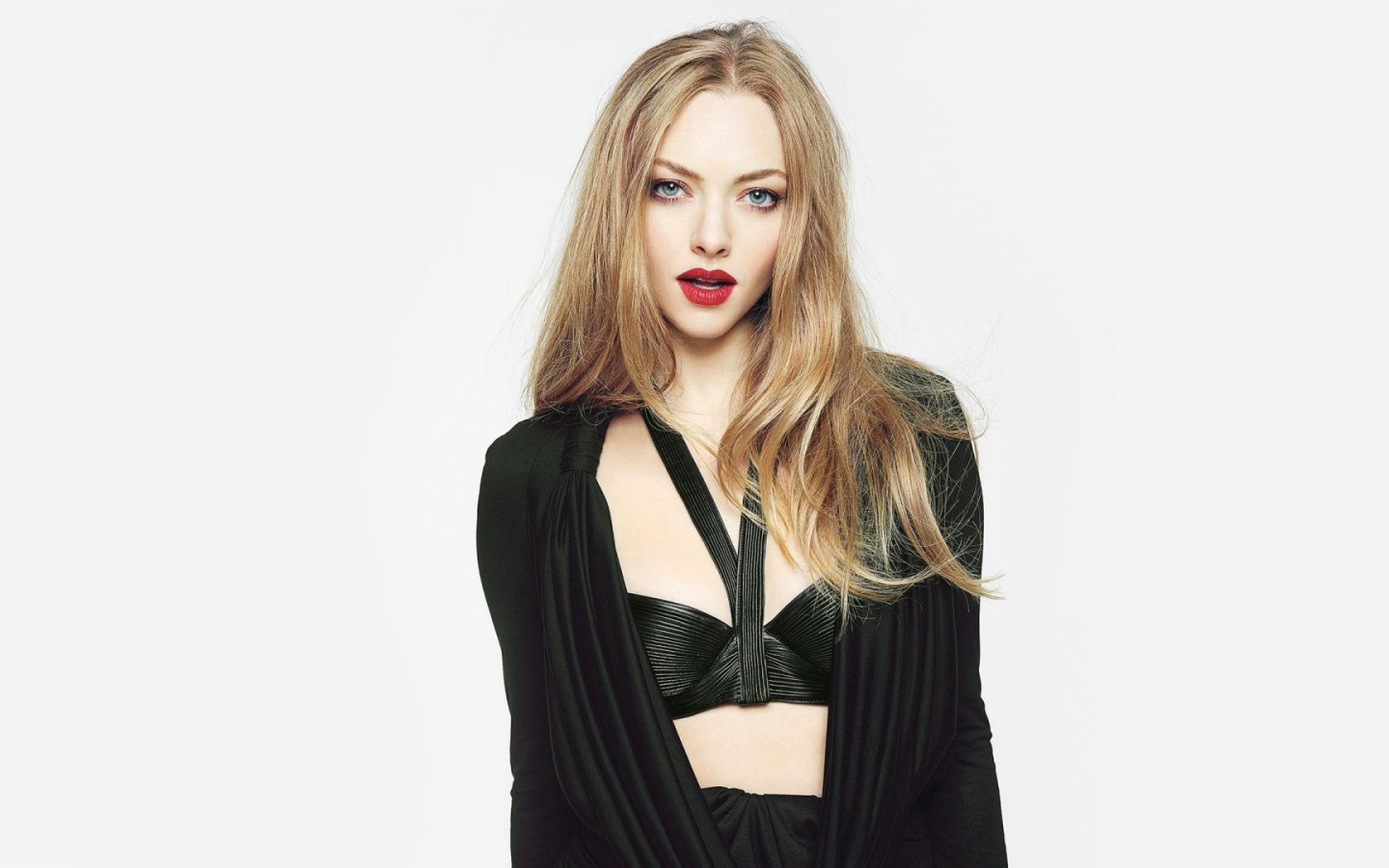 Красивая девушка Аманда Сейфрид, фото на белом фоне 