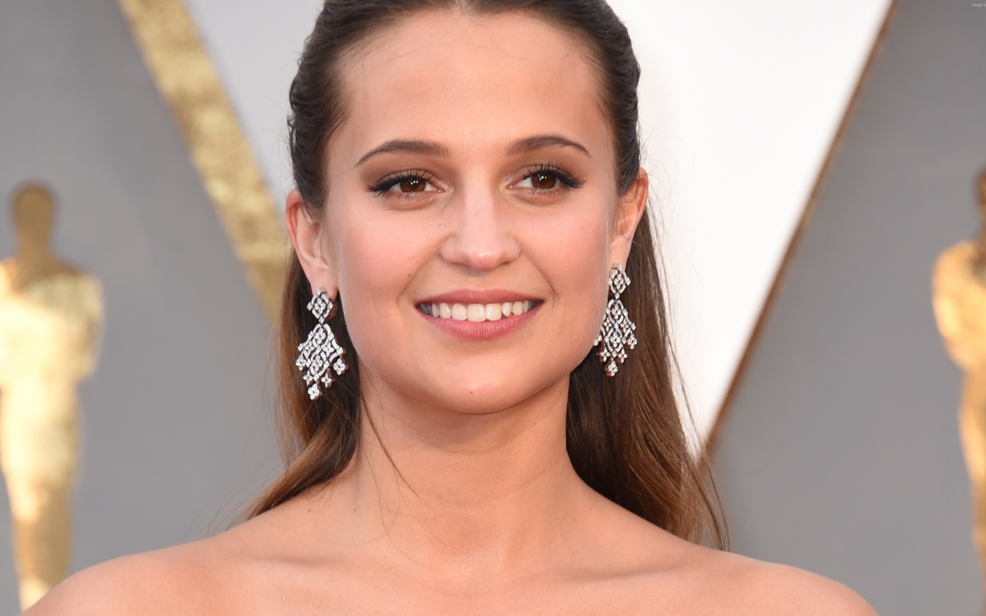 Красивая улыбающаяся актриса Алисия Викандер