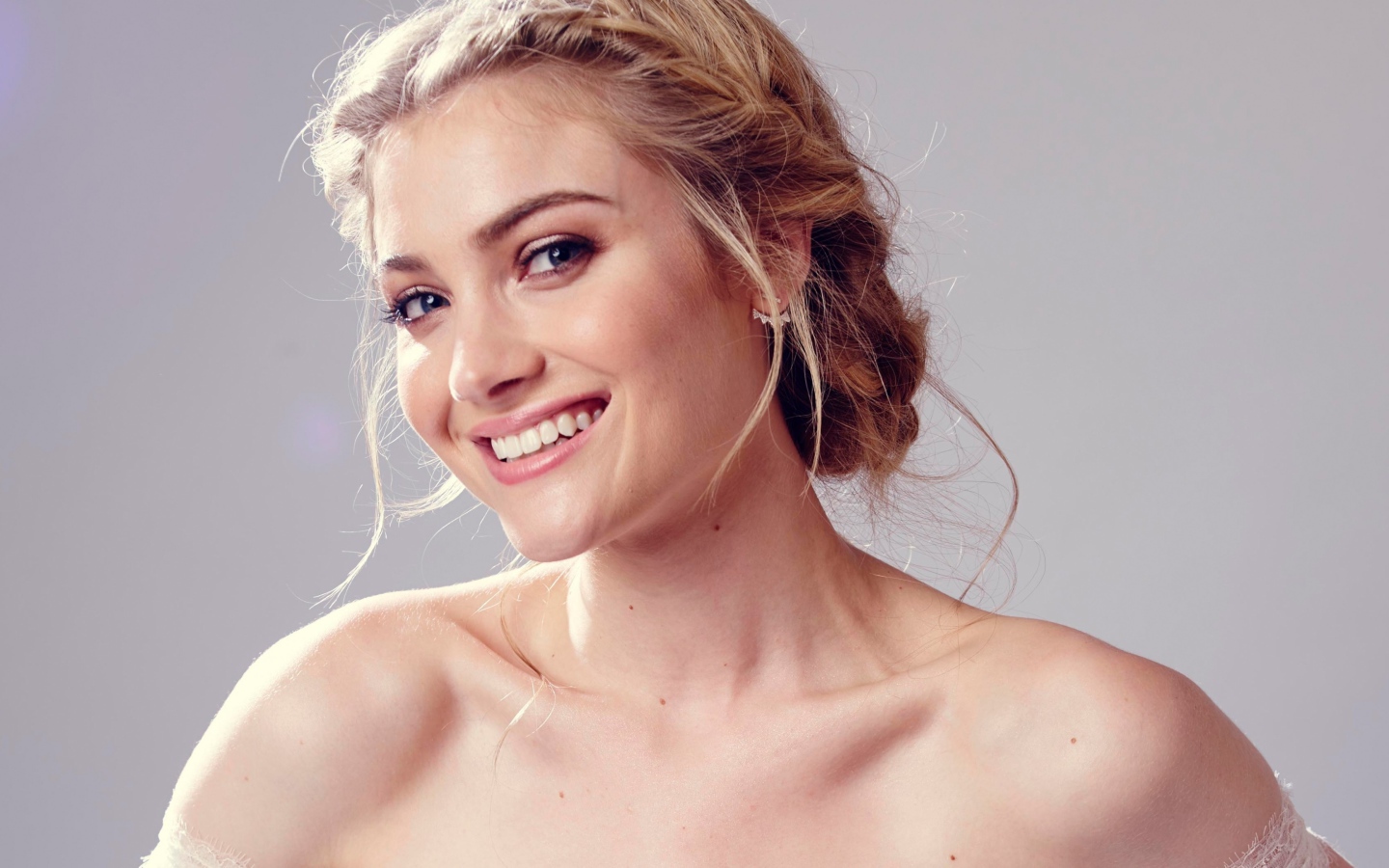 Красивая улыбающаяся актриса Скайлер Сэмюэлс