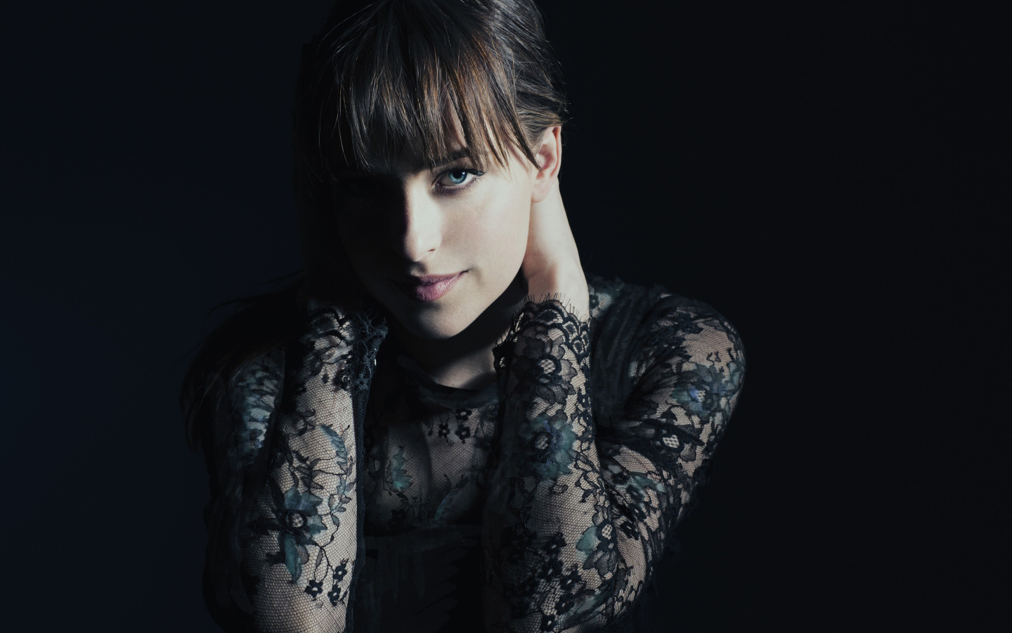 Красивая молодая девушка актриса Дакота Джонсон в черном наряде