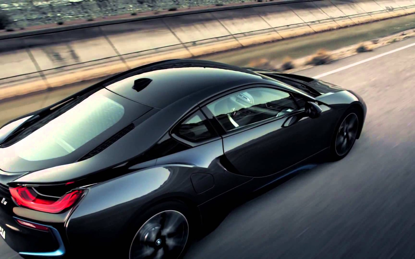 Черный электромобиль BMW i8 