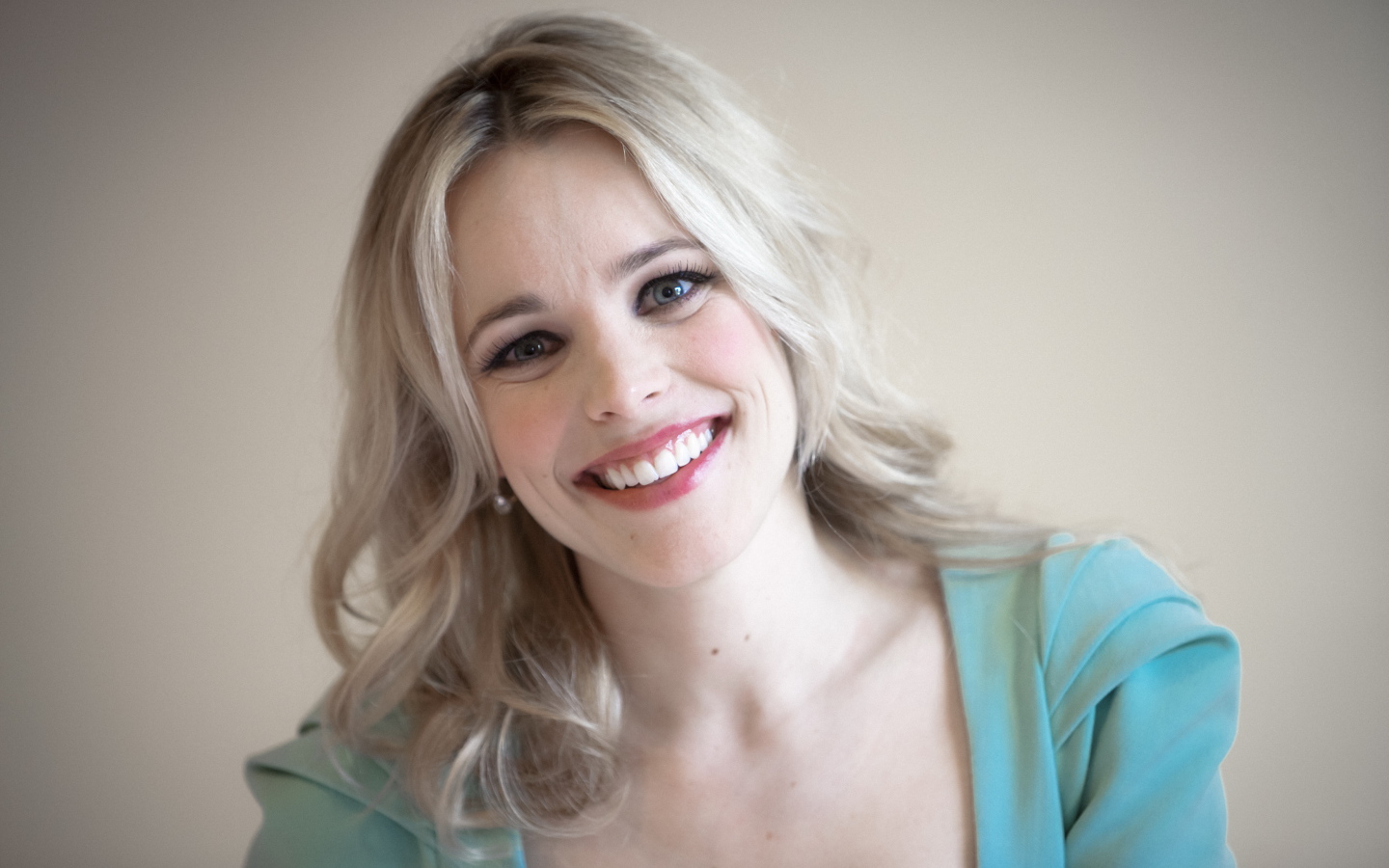 Блондинка с красивой улыбкой актриса Рэйчел Макадамс 