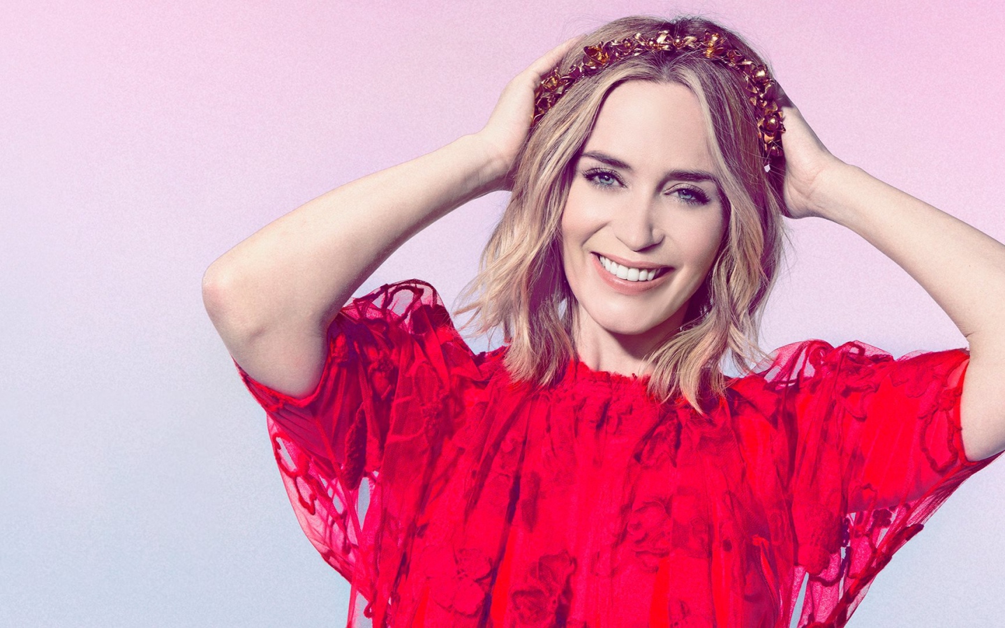 Голубоглазая актриса Эмили Блант в красном платье 