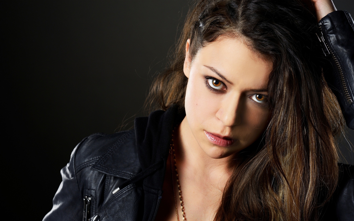 Кареглазая брюнетка канадская актриса Татьяна Маслани