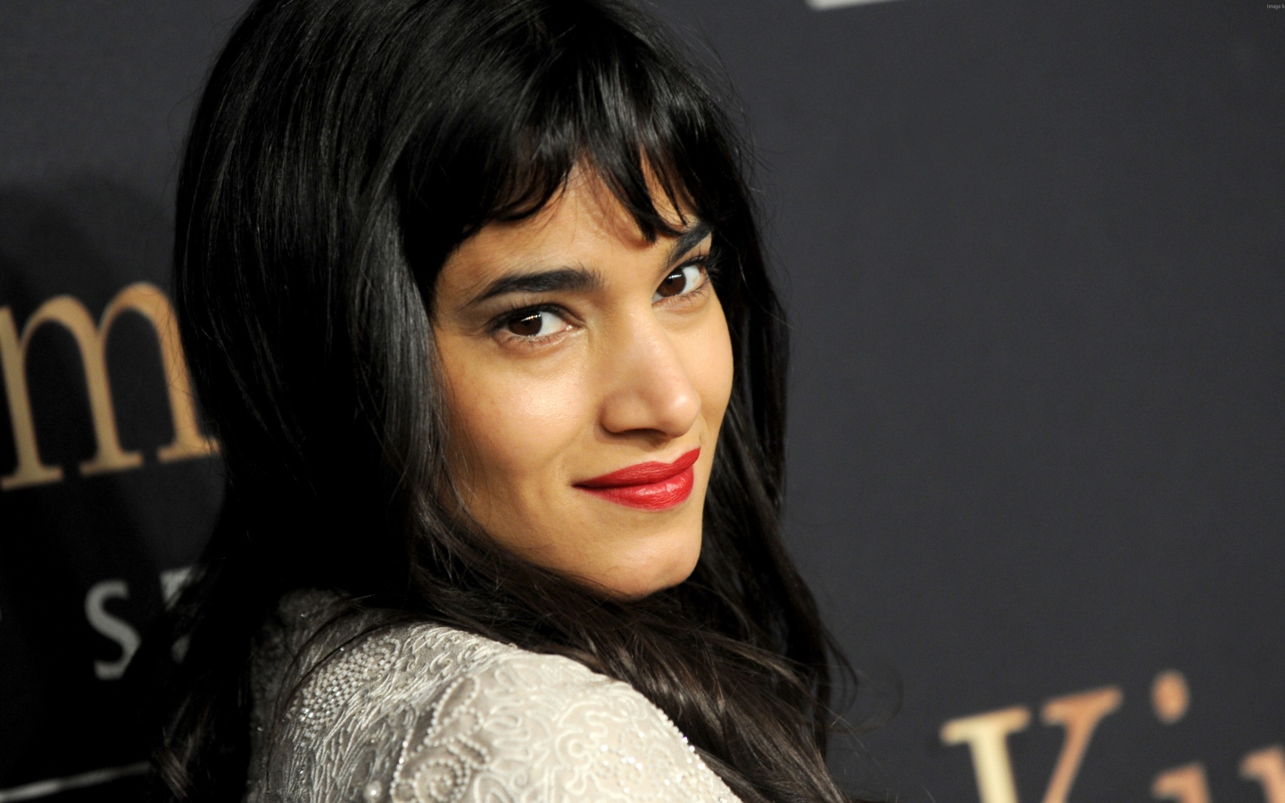 Брюнетка актриса София Бутелла с красными губами