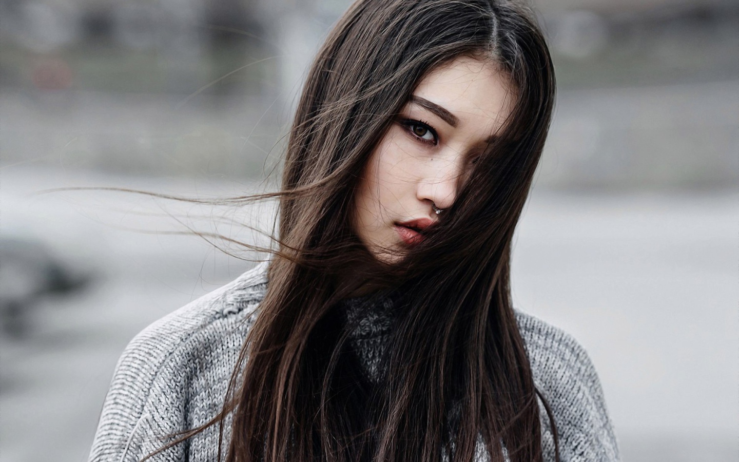 Девушка брюнетка азиатка с пирсингом в носу 