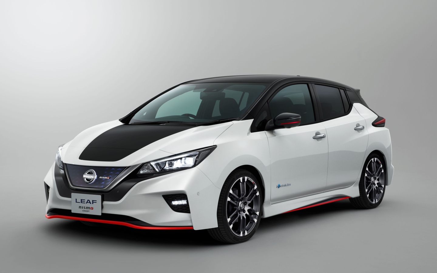 Электромобиль  Nissan Leaf Nismo на сером фоне