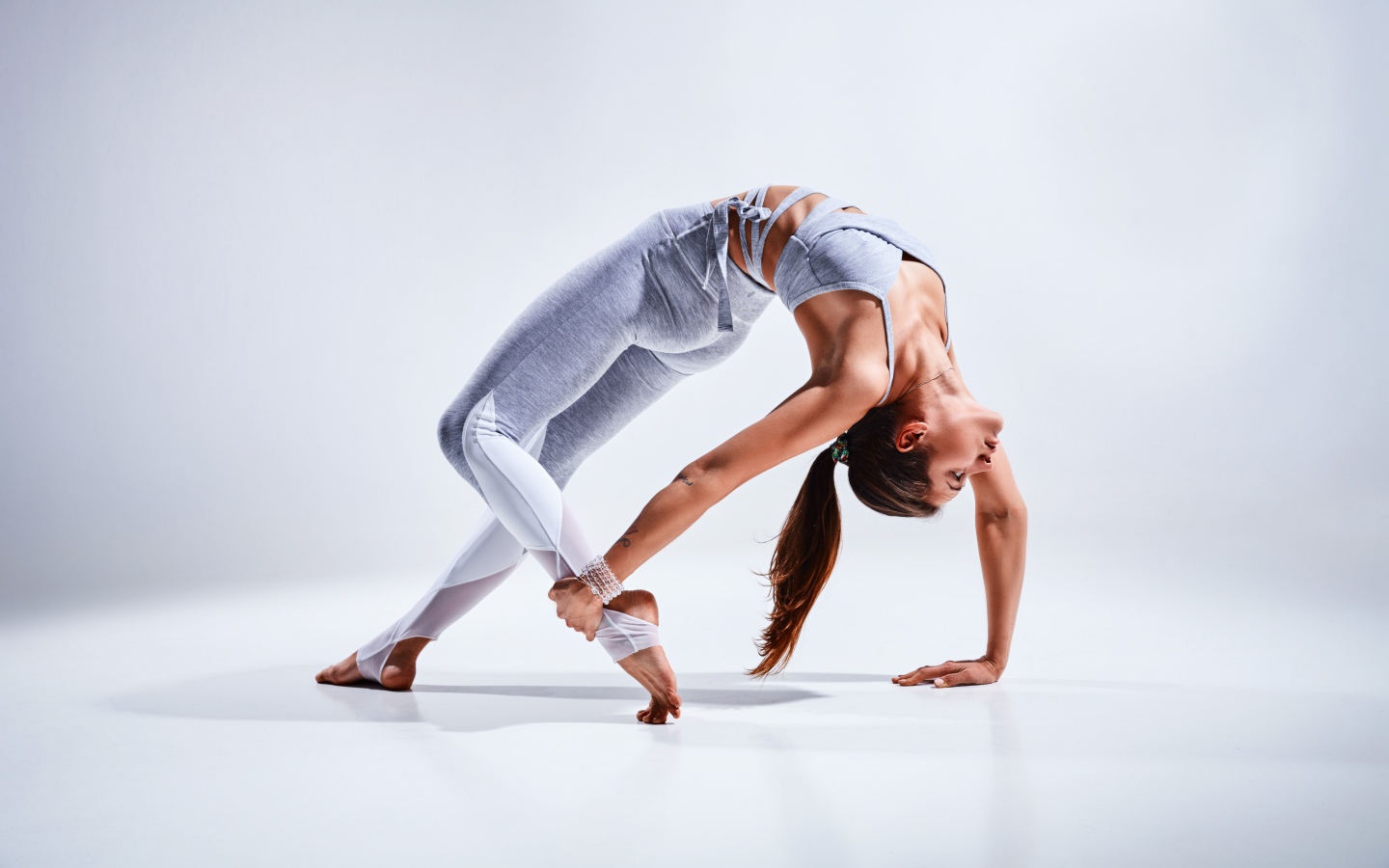 Девушка спортсменка занимается йогой 