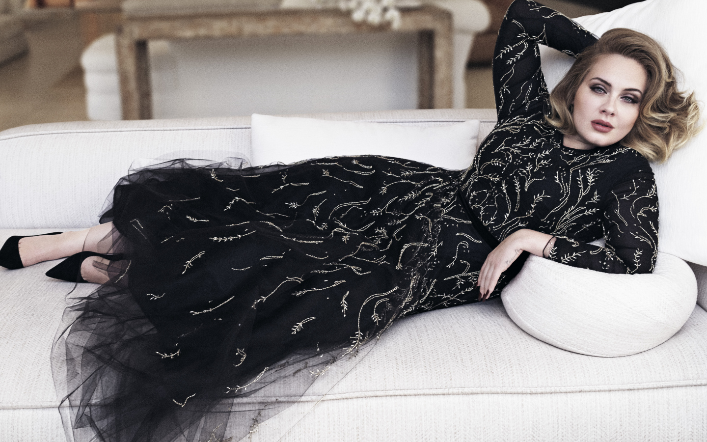 Девушка певица Адель в красивом черном платье 