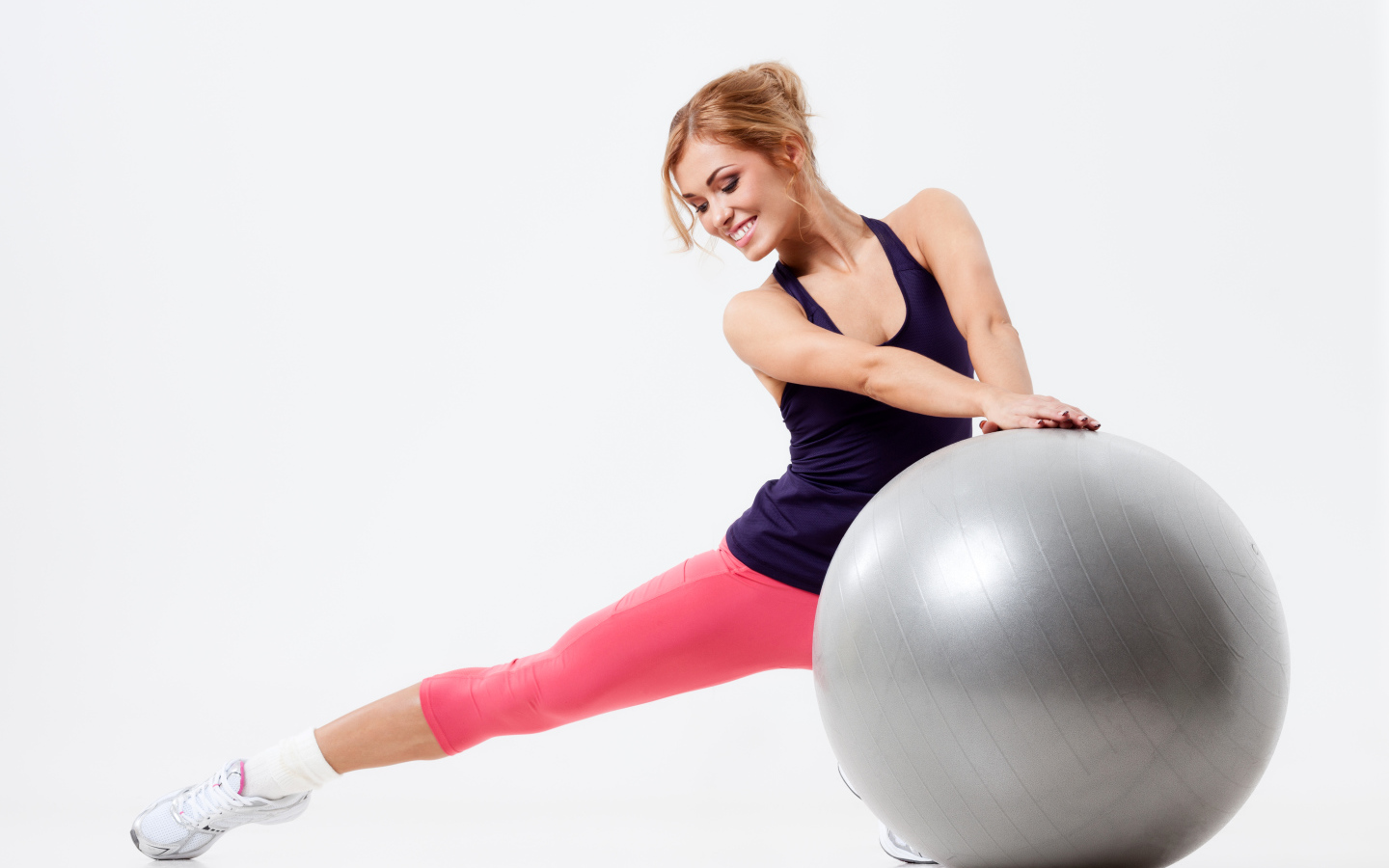 Девушка спортсменка с серым мячом 