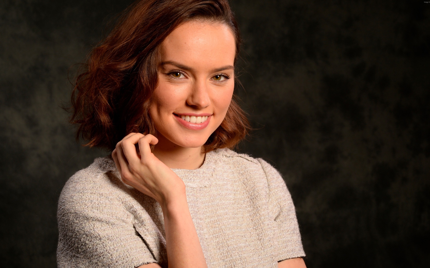 Популярная молодая актриса Дэйзи Ридли с красивой улыбкой