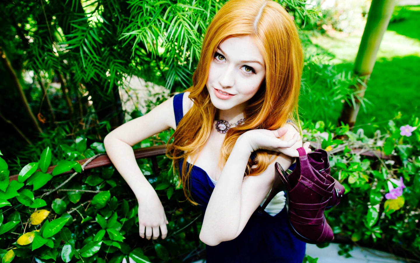 Рыжеволосая девушка, актриса Кэтрин Макнамара