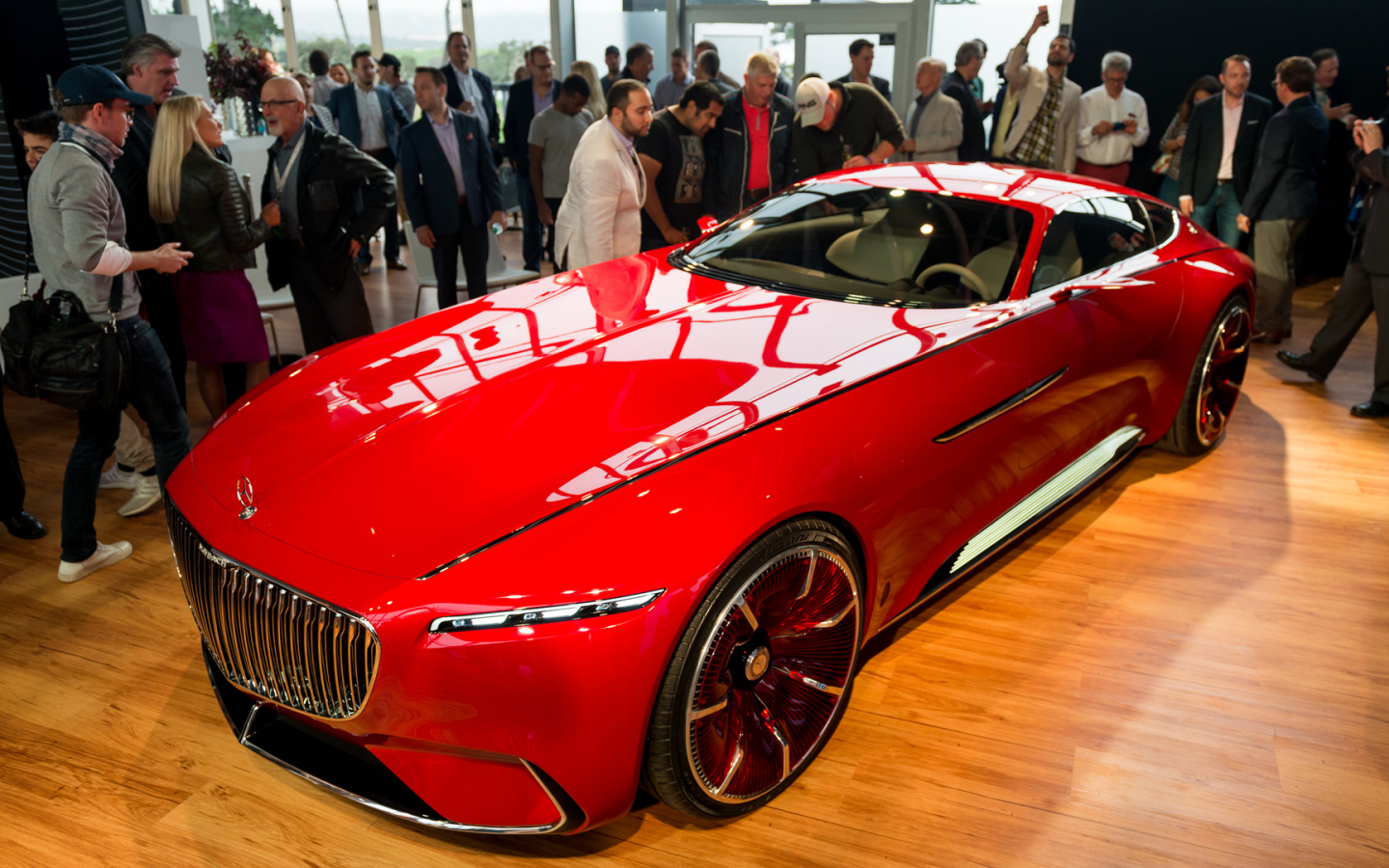 Красный электрокар Mercedes-Maybach 6 на выставке 