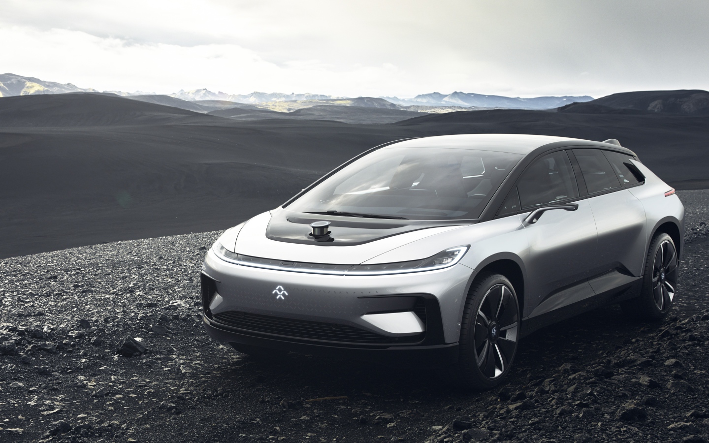 Серебристый электрический кроссовер Faraday Future FF91