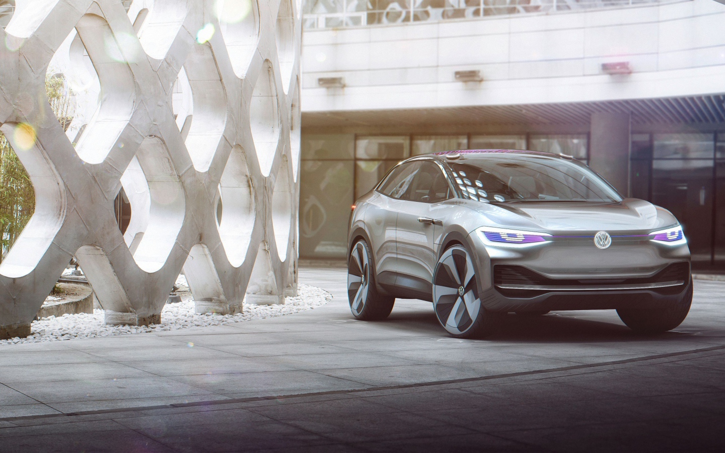 Серебристый электрический кроссовер Volkswagen I.D. Crozz, 2017