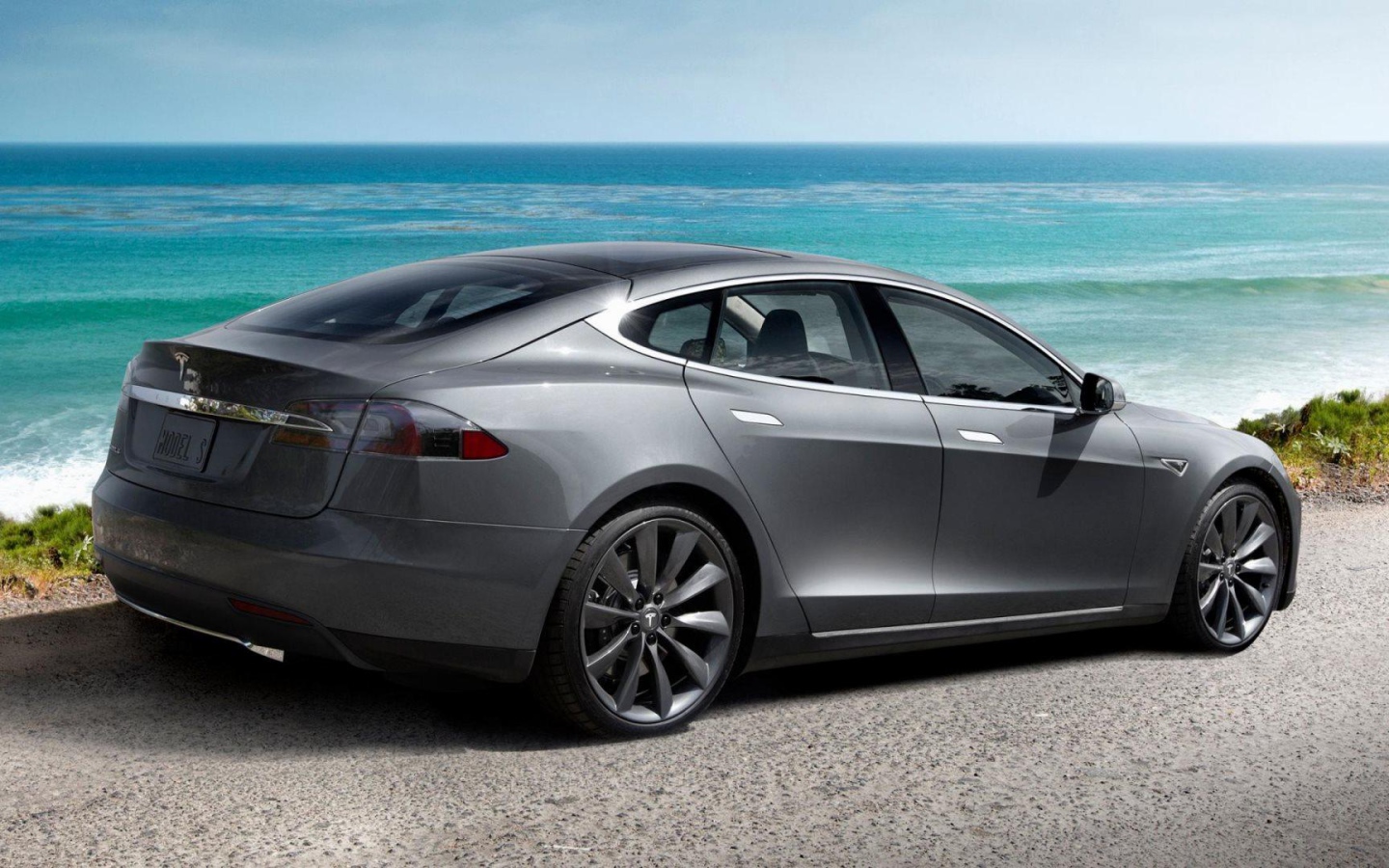 Электрокар Tesla Model S на фоне океана   