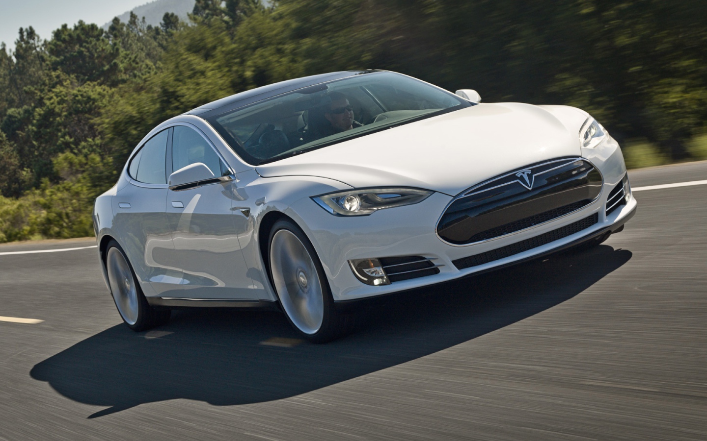 Белоснежный электромобиль Тесла на трассе 
