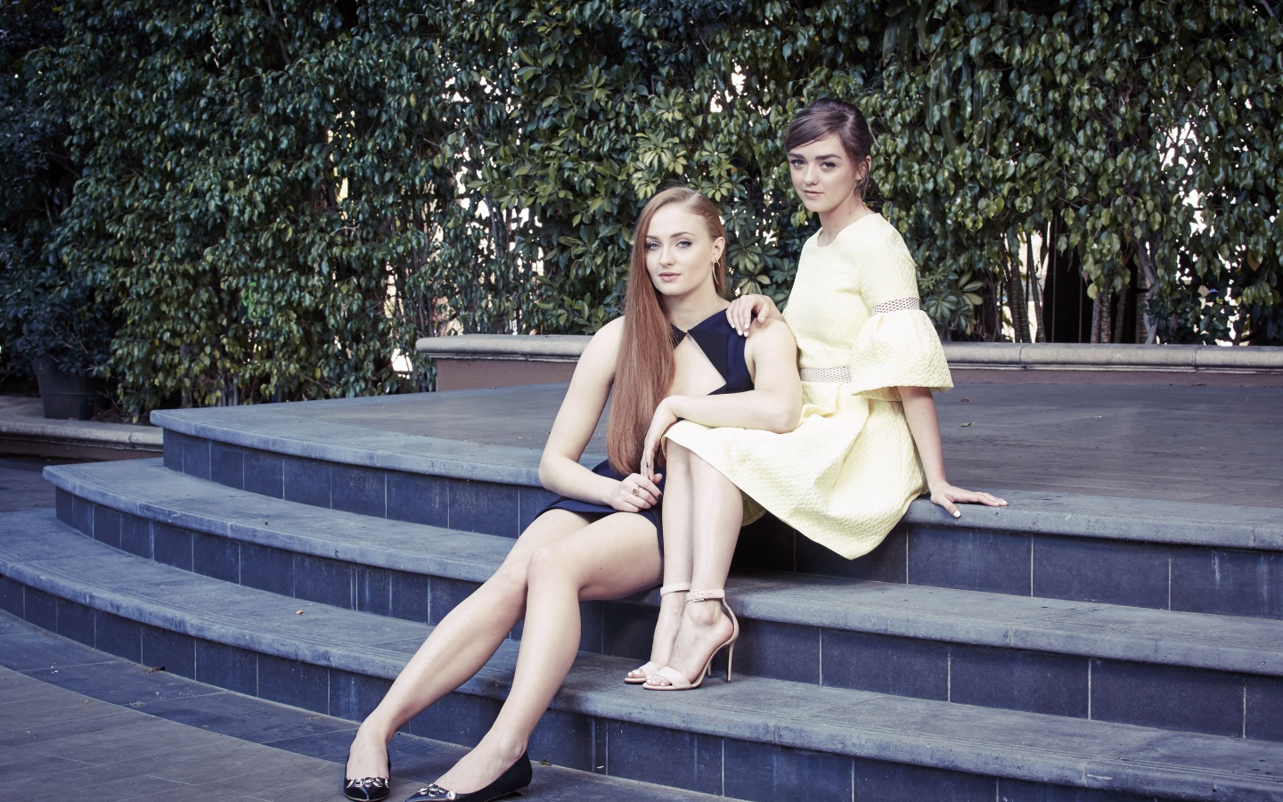 Две популярные актрисы Мэйси Уильямс и Софи Тернер сидят на ступеньках