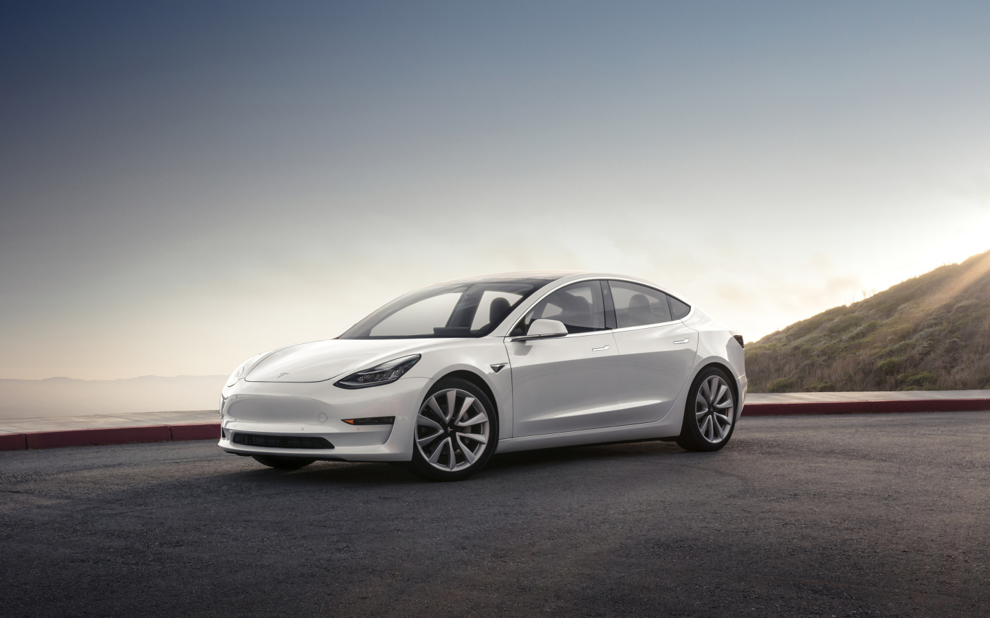 Белый электромобиль Tesla Model 3, 2018 на фоне горизонта