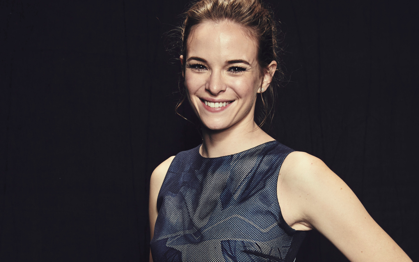 Молодая актриса Даниэль Панабэйкер с очаровательной улыбкой