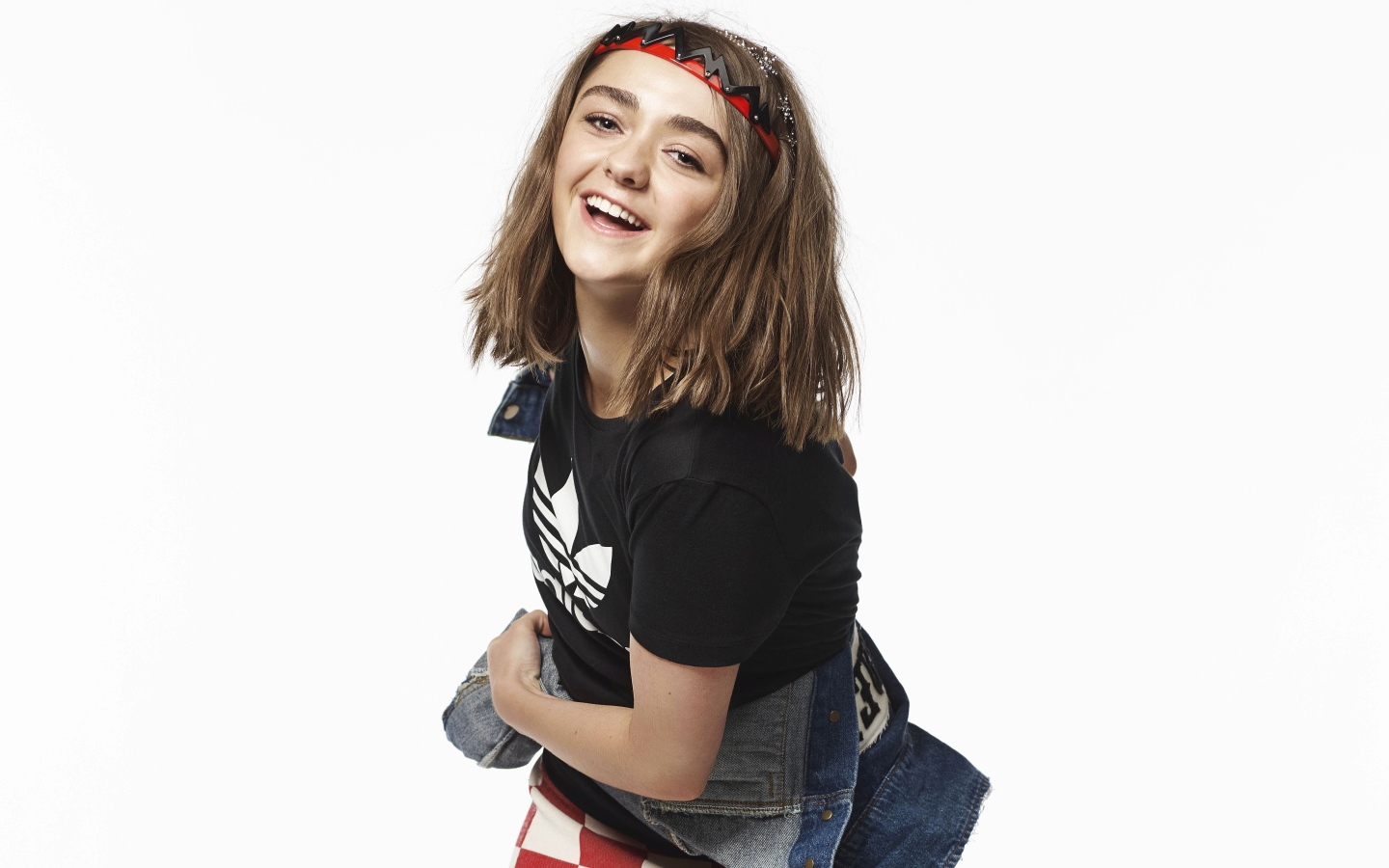 Молодая актриса  Maisie Williams,  фото на белом фоне 