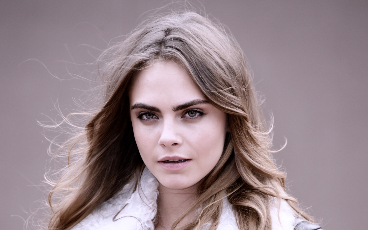 Молодая блондинка актриса Кара Делевинь