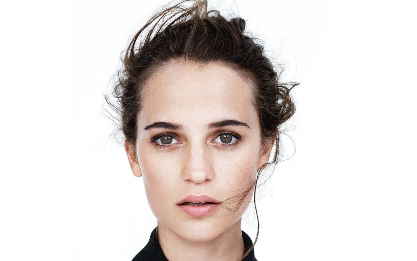 Молодая девушка актриса Алисия Викандер, фото на белом фоне 