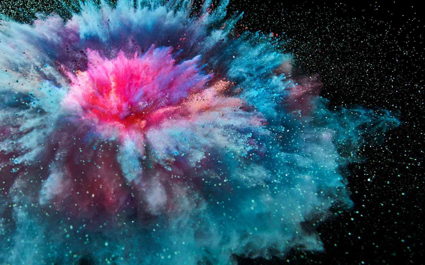 Разноцветный взрыв дыма на черном фоне