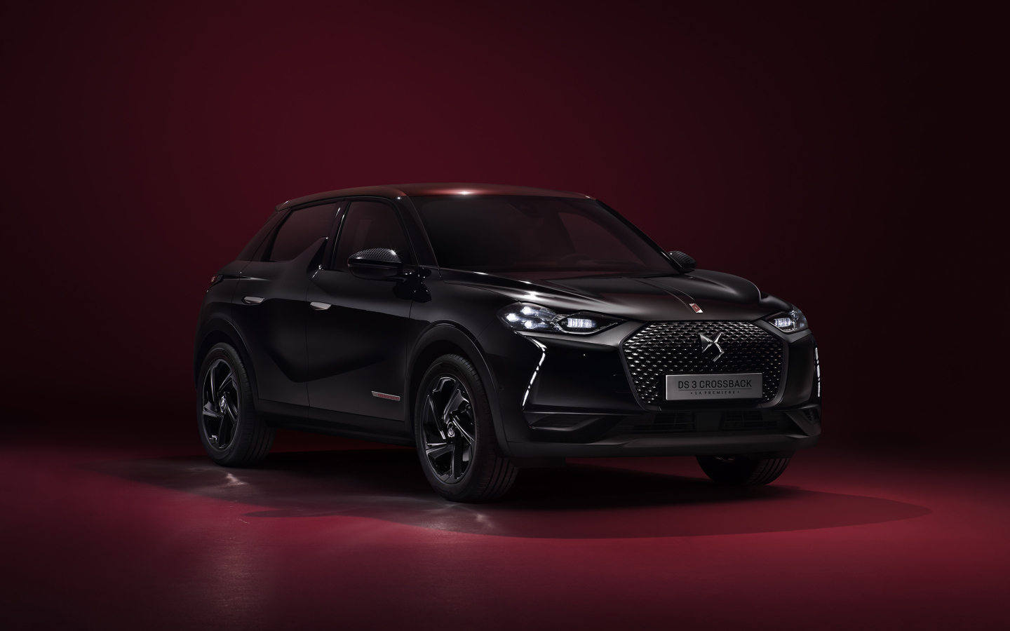 Черный стильный автомобиль DS 3  2019 года на бордовом фоне