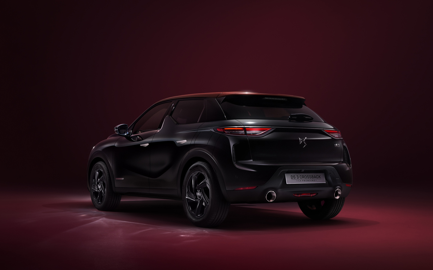 Автомобиль DS 3 Crossback La Premiere 2019 года на бордовом фоне