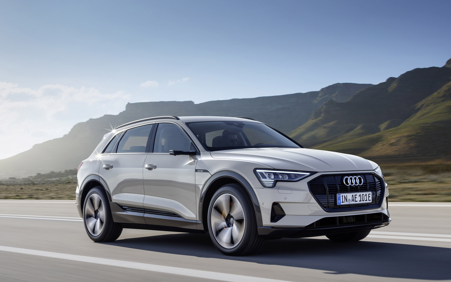 Серебристый автомобиль Audi E-Tron, 2019