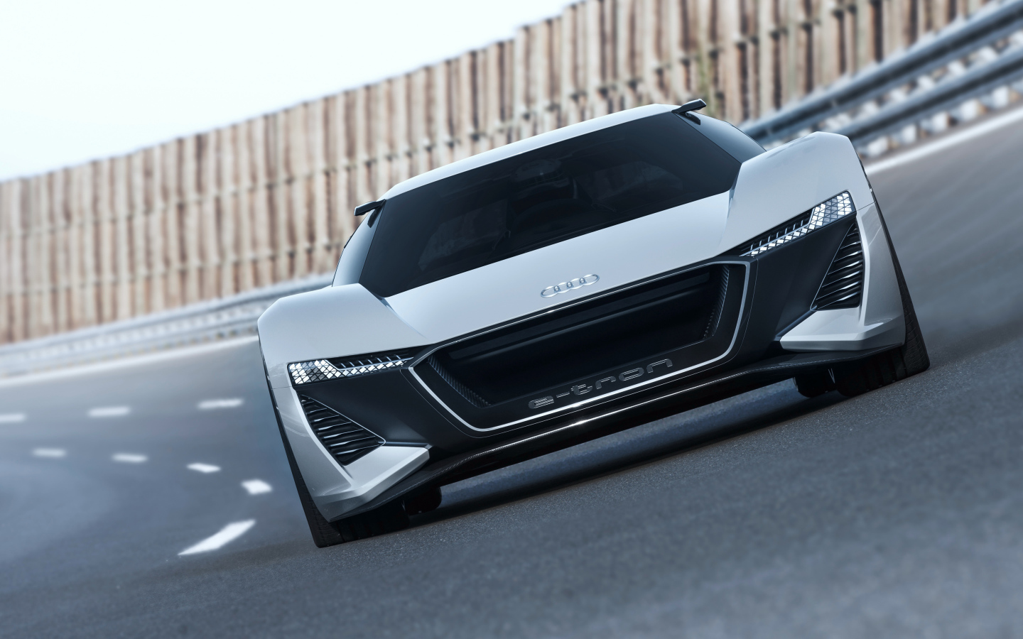 Серебристый быстрый автомобиль Audi PB 18 E-Tron