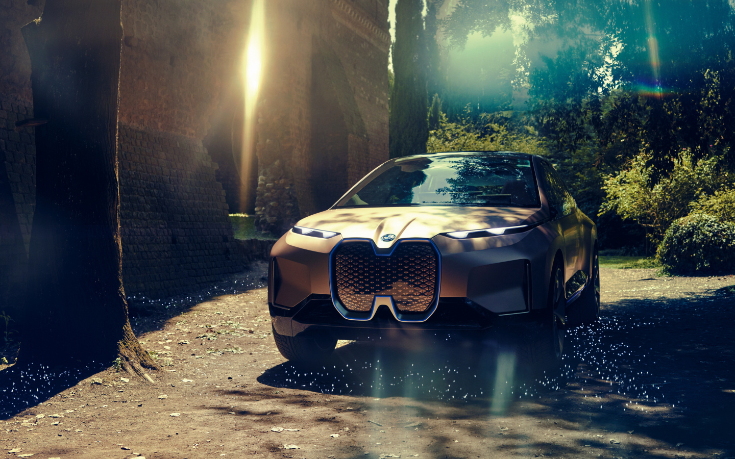 Внедорожник BMW Vision iNEXT едет по лесу