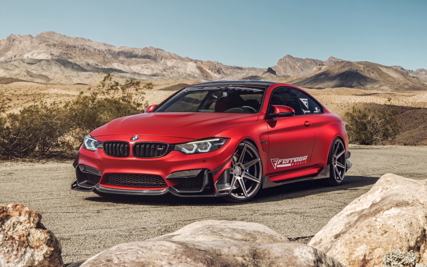 Автомобиль Ferrada Red Matte BMW M4 на фоне гор