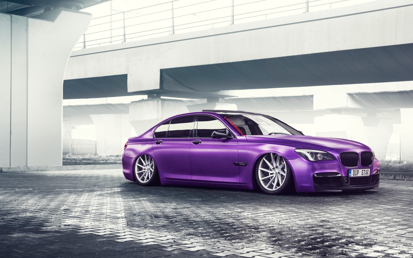 Фиолетовый автомобиль BMW 7 Series