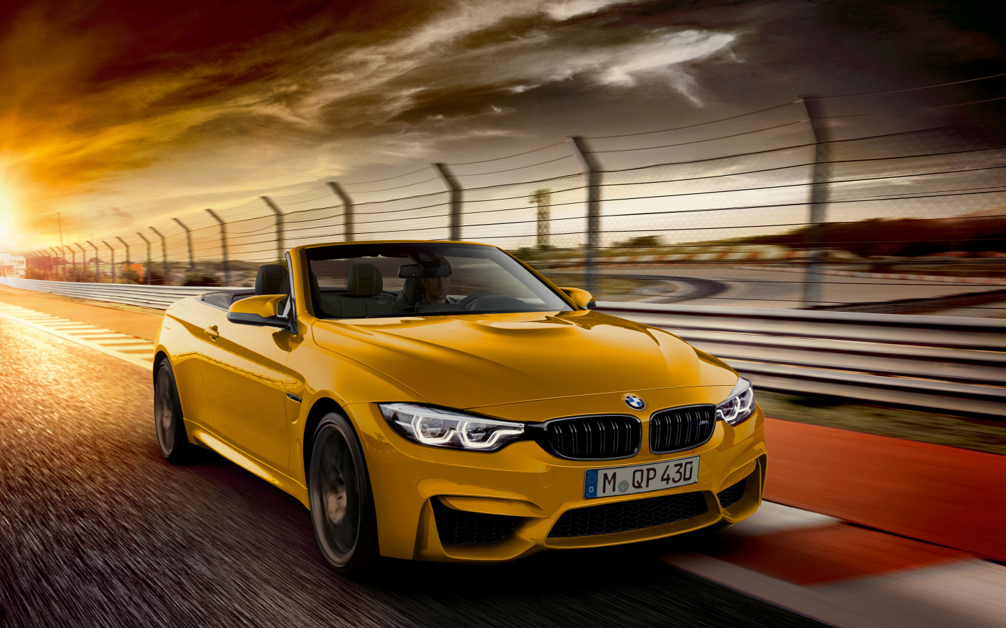 Желтый быстрый автомобиль кабриолет Bmw M4 Cabriolet 2018